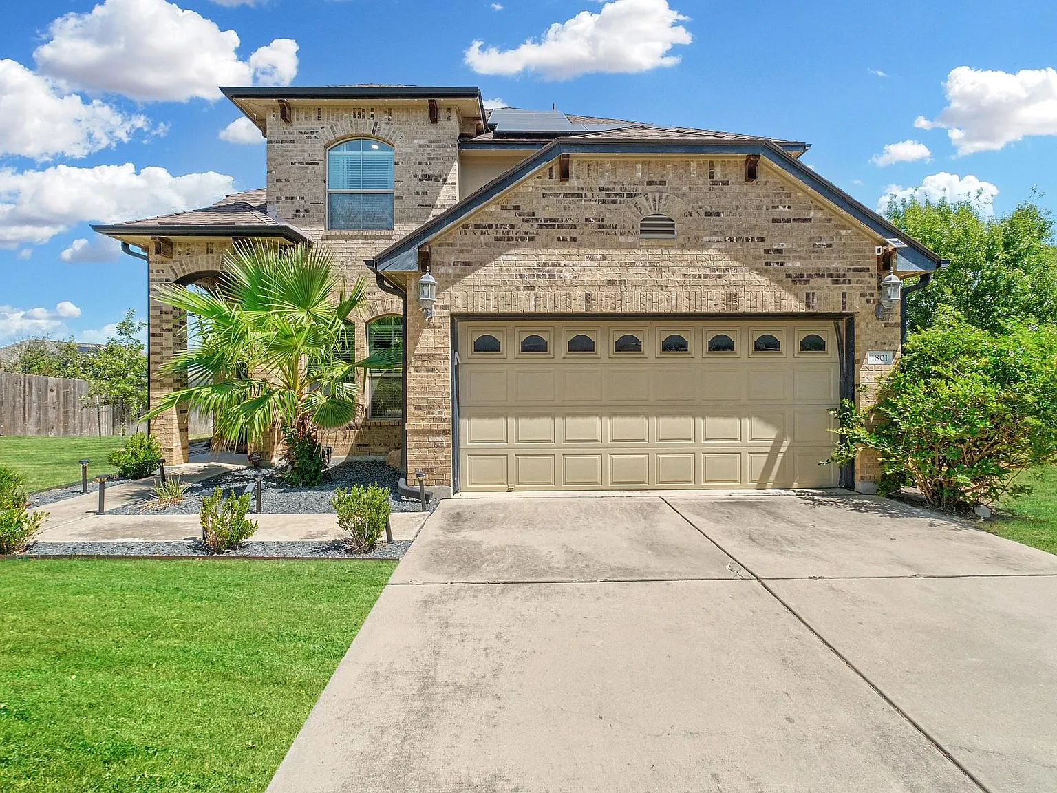 3 bed, 2.5 bath, 2010 sqft, $2,600 — Photo 1