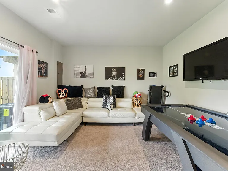406 Honeyberry Ln — Photo 32