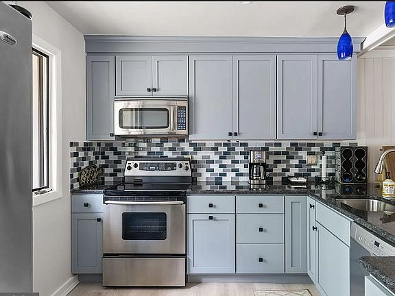 3rd image of 720-720B Treetop Ln