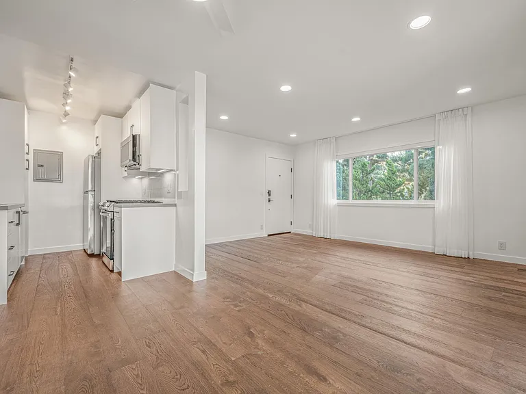 305 Strand St #B — Photo 7