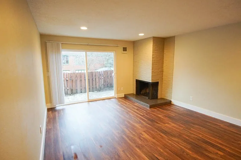 2 Bed Townhouse w/Condo-Grade Finishes, W&D, & Pet Friendly! — Photo 4