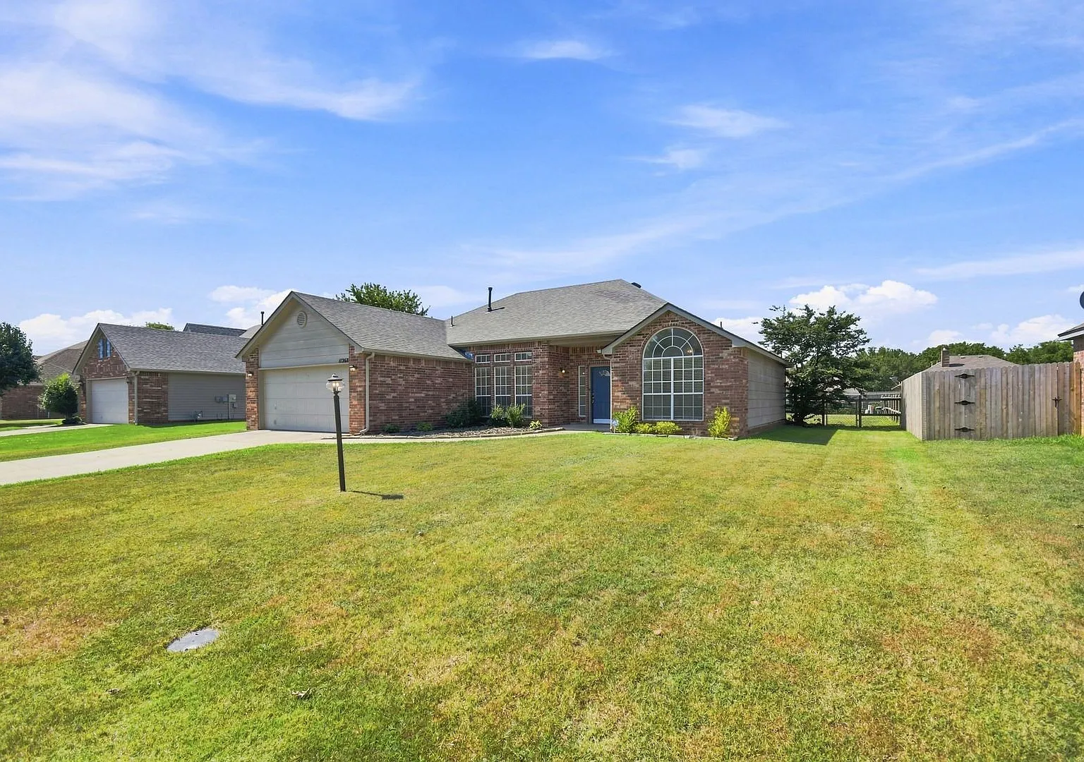 Spacious 3-Bedroom Home in Coweta with Fireplace & Covered Patio! — Photo 2