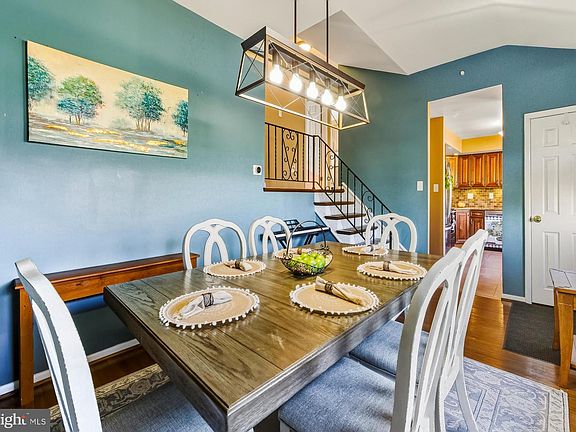 3rd image of 423 Greenview Rd