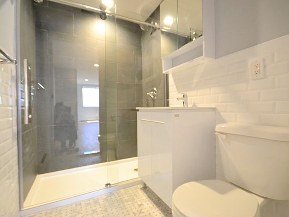 5th image of 383 Vernon Ave