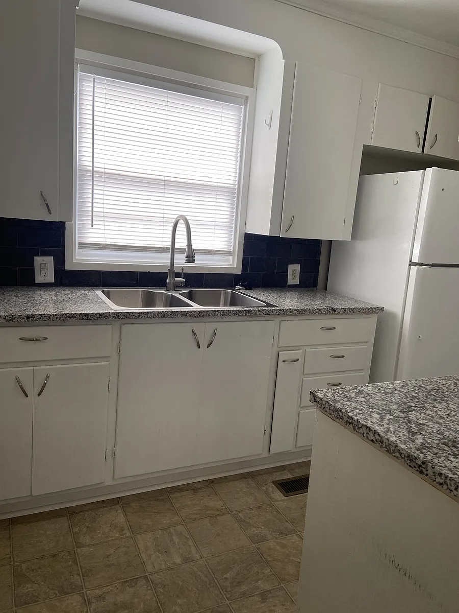 Building Photo - 300 Cherry Hill Dr #5