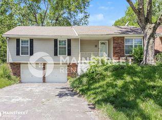 204 NE Noeleen Ln, Lees Summit, MO 64086