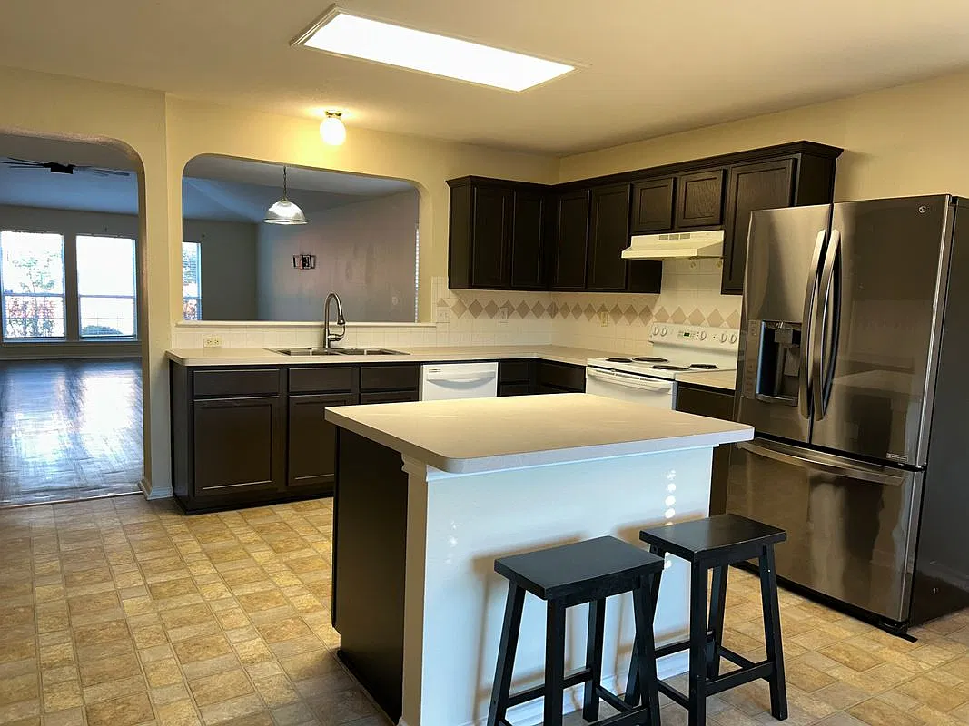3 bed, 2.0 bath, 2115 sqft, $1,975 — Photo 4