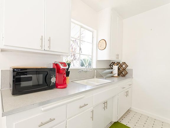 3rd image of 827 N McCadden Pl