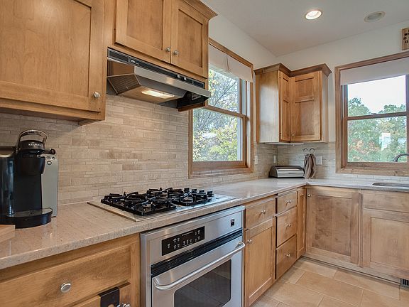 3rd image of 2556 Oakridge Ct E