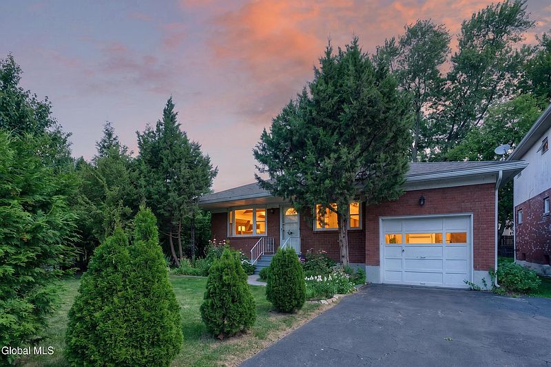 3rd image of 87 Buckingham Drive