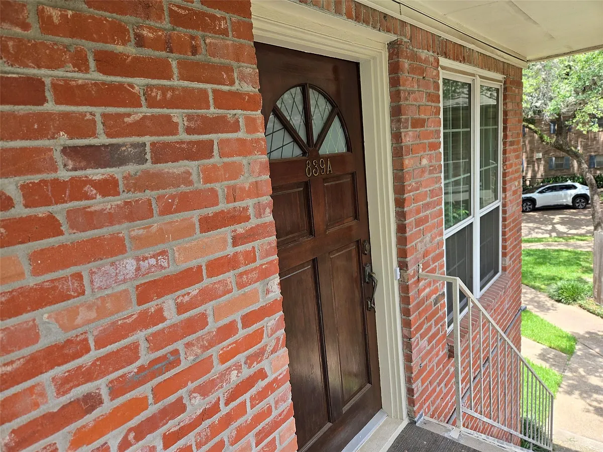 Photo 2 of 32 - 839 Wax Myrtle Ln #A - Houston, TX Building Photo - 839 Wax Myrtle Ln #A