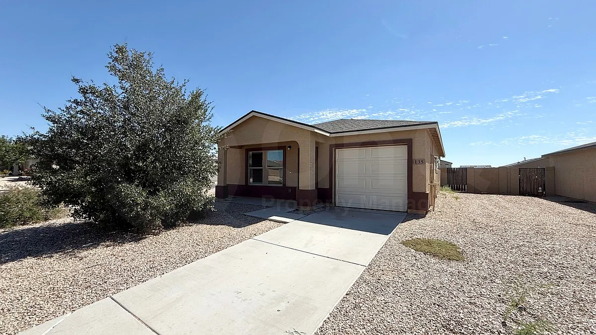 3 bed, 2.0 bath, 1002 sqft, $1,650 — Photo 2