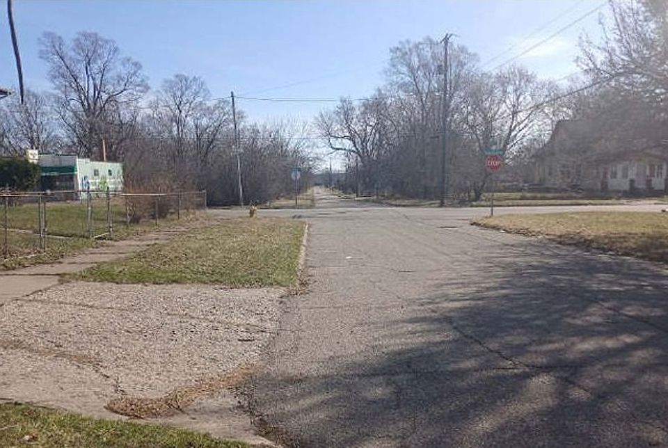 Exterior Neighborhood (street photo)