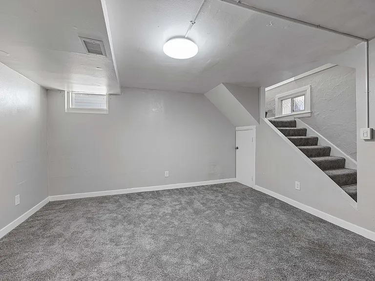 Thomas Logan Apartments — Photo 19