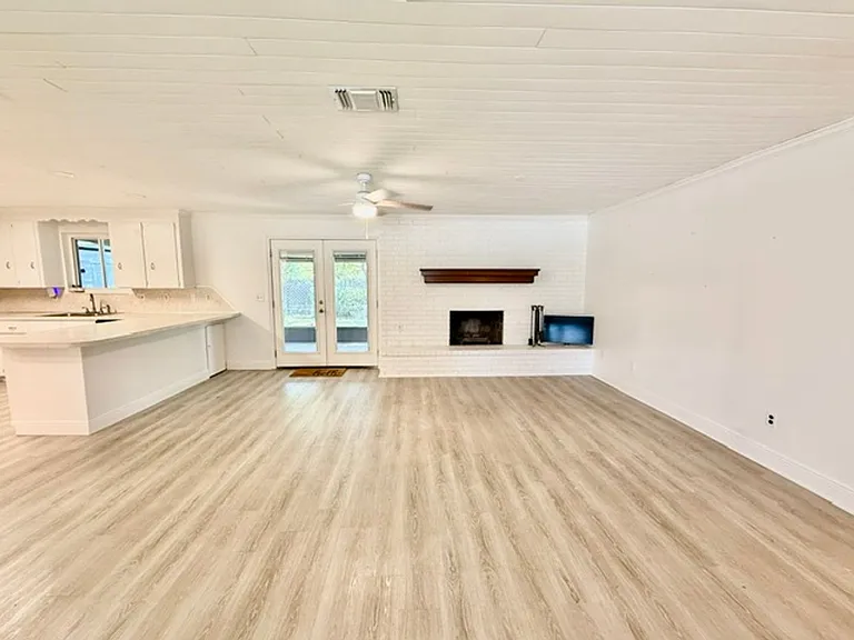 203 Hastings Ct — Photo 10