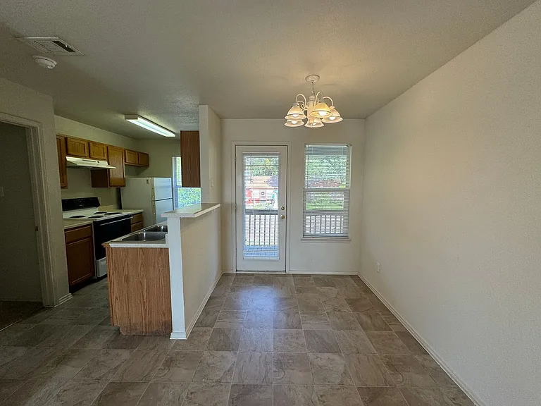 413 Creek St — Photo 5