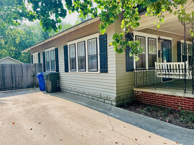 205 S Flood Ave — Photo 4