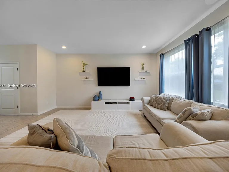932 Banyan Dr — Photo 3