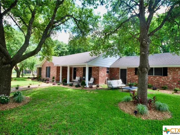 417 S Faires St, Flatonia, TX 78941