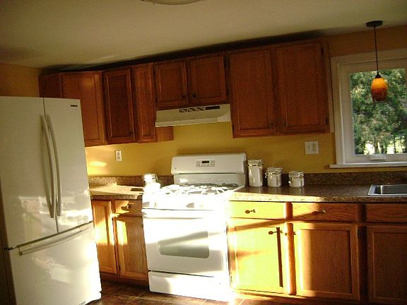 5th image of 145 Lakeshore Dr