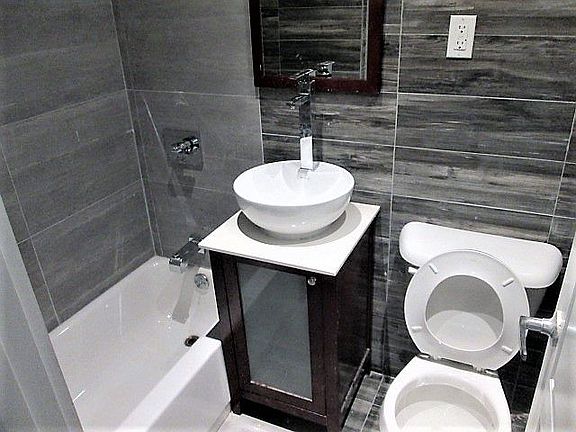 2nd image of 934 Myrtle Ave APT 3