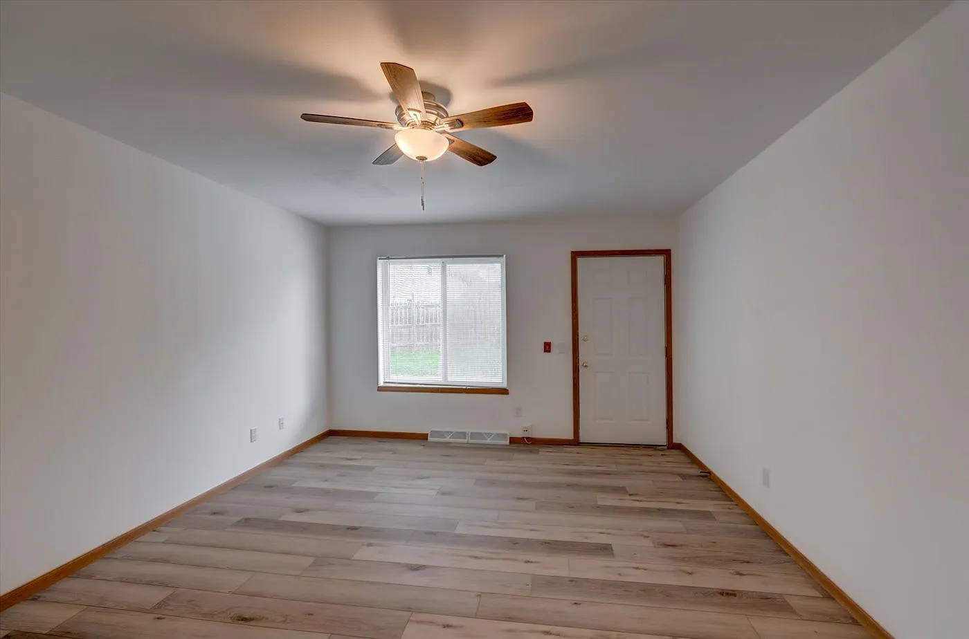 2 bed, 1.5 bath, 970 sqft, $1,595 — Photo 4