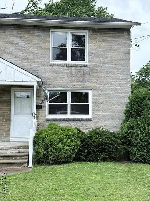 2 bed, 1.0 bath, $975 — Photo 2