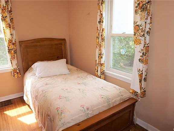 3rd image of 130 Hawthorne Ave