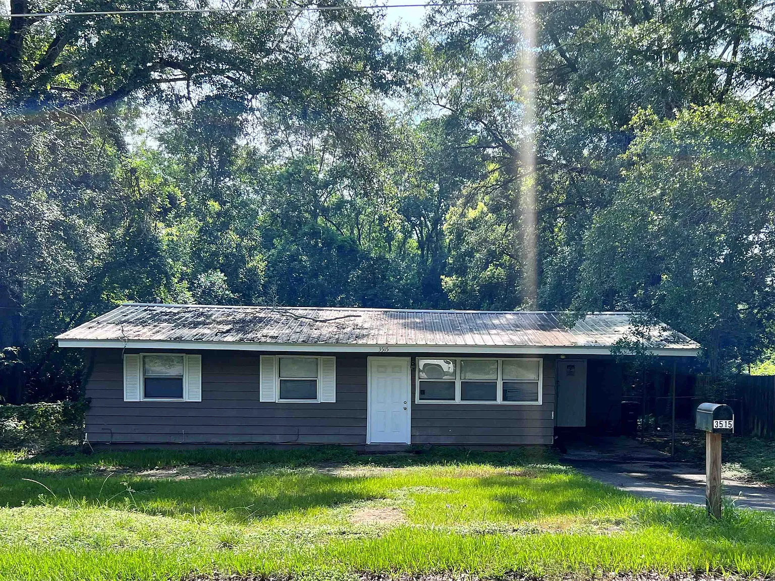 3 bed, 864 sqft, $1,350 — Photo 1
