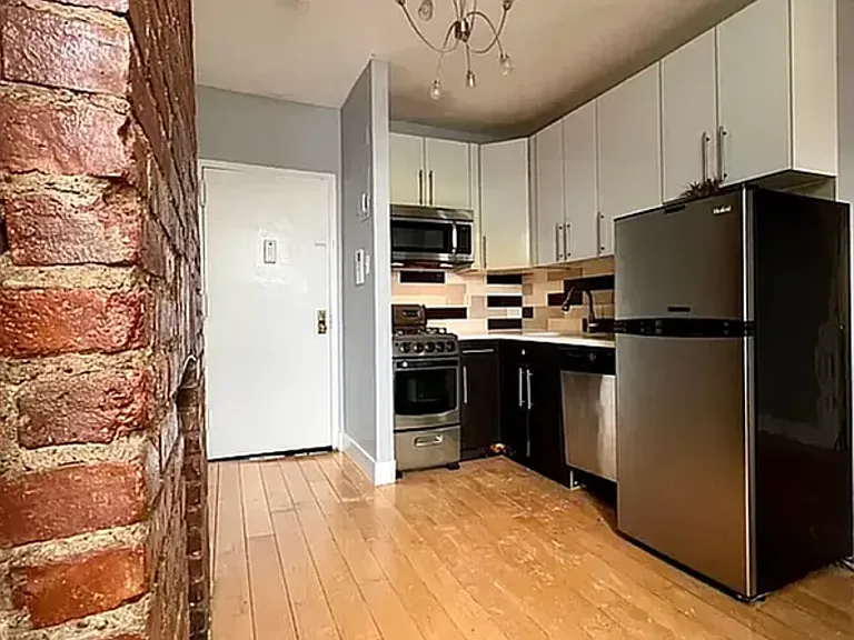 397 Chauncey St #3R — Photo 1