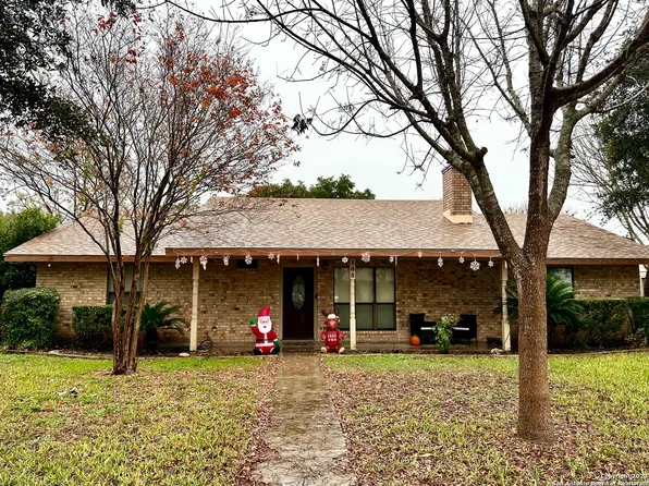 105 Larkspur Dr, Uvalde, TX 78801
