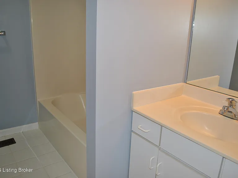 4118 Hickoryview Dr — Photo 15