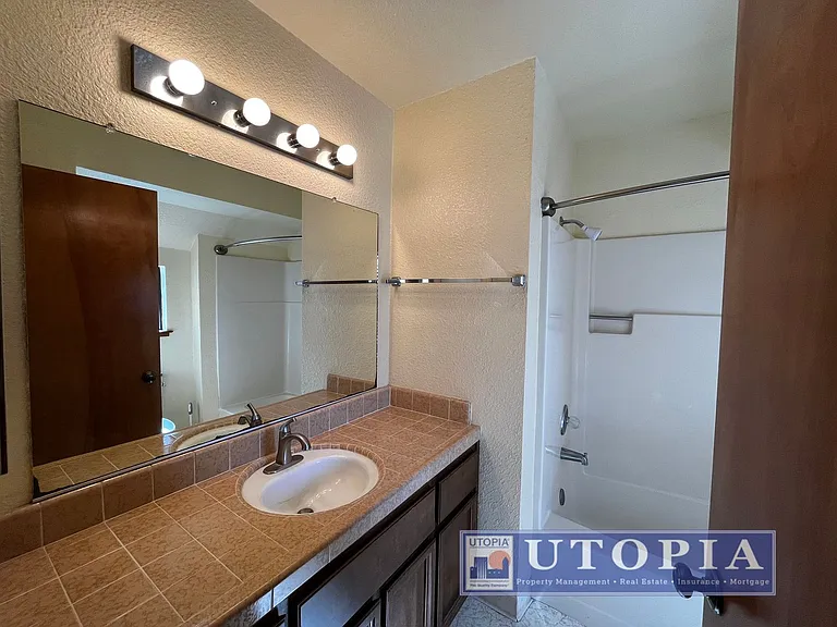 2726 Hampton Ln — Photo 31