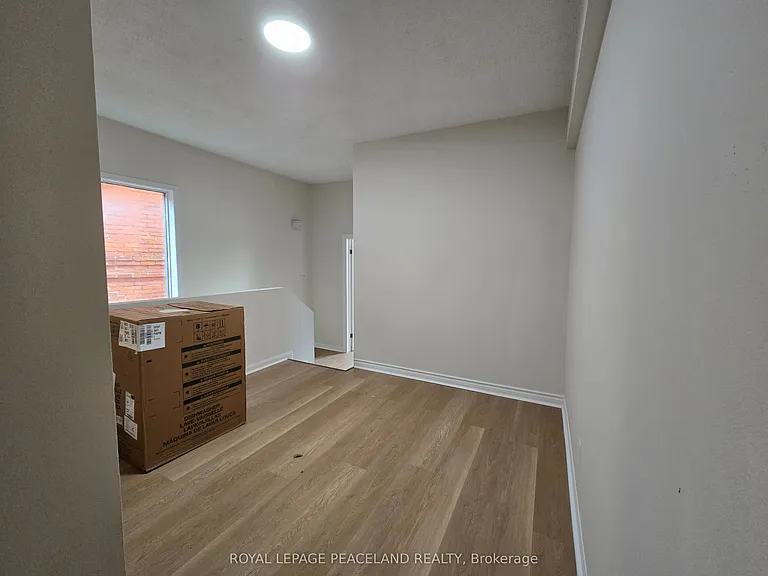 558 Spadina Cres #2 — Photo 13