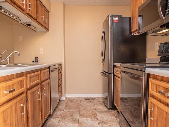 4th image of 4757 Ledgewood Dr Unit 3B