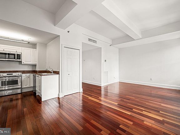 4th image of 1500 Chestnut St APT 18I