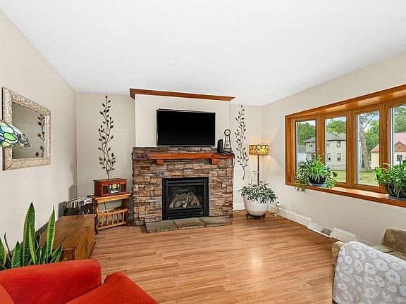 2nd image of 1724 Warren Ave