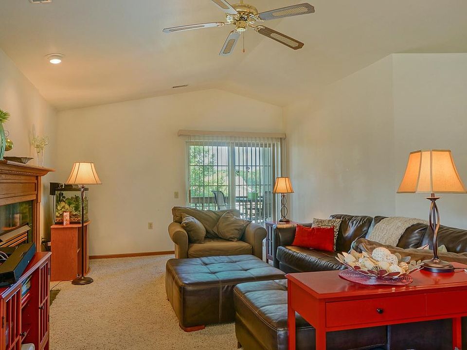Upstairs Apts Great Room w/Cathedral ceilings