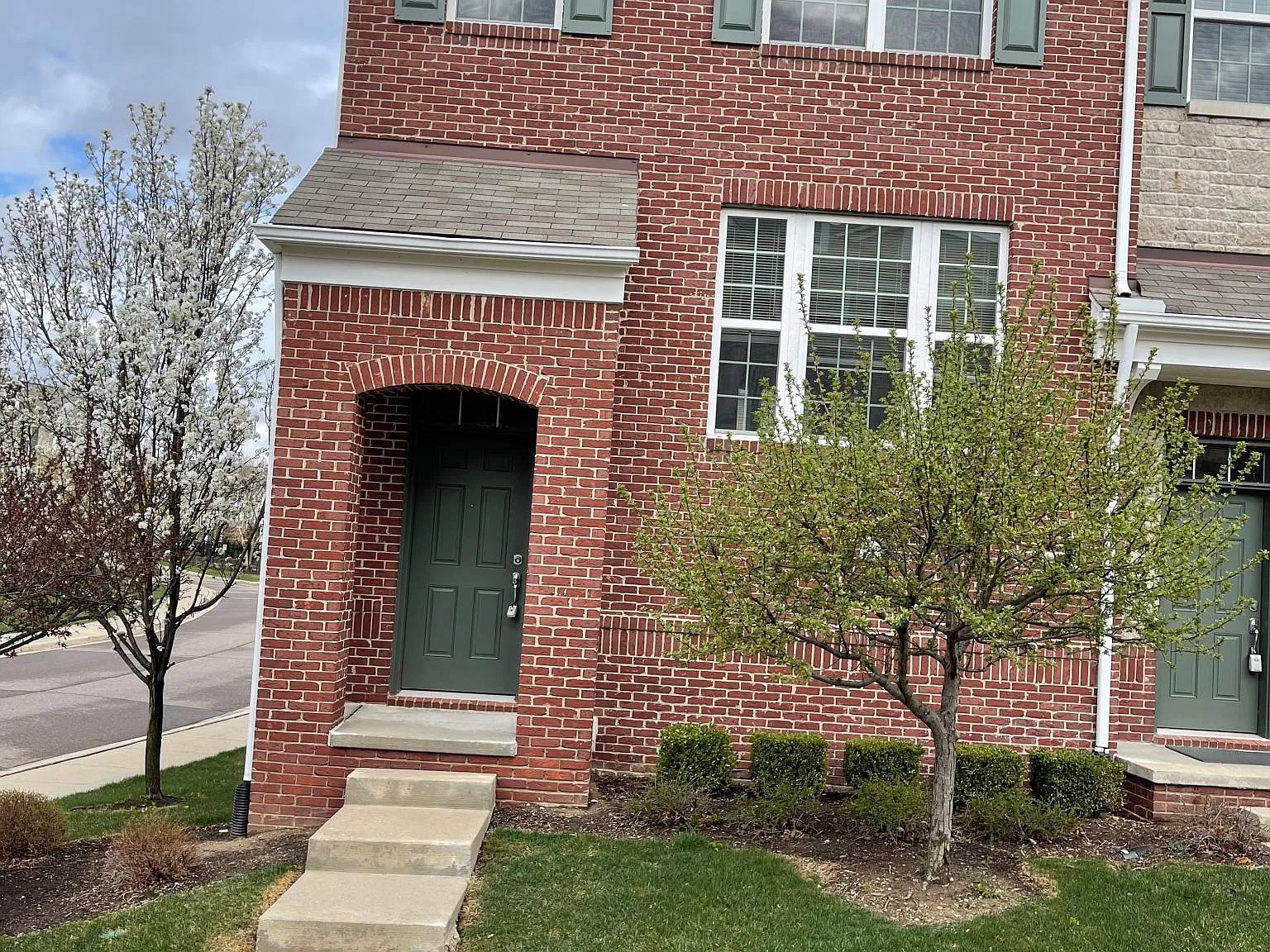 3 bed, 2.5 bath, 1500 sqft, $2,400 — Photo 2
