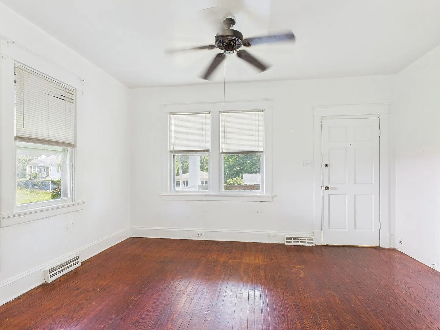 3 bed, 1.0 bath, 1048 sqft, $1,700 — Photo 4