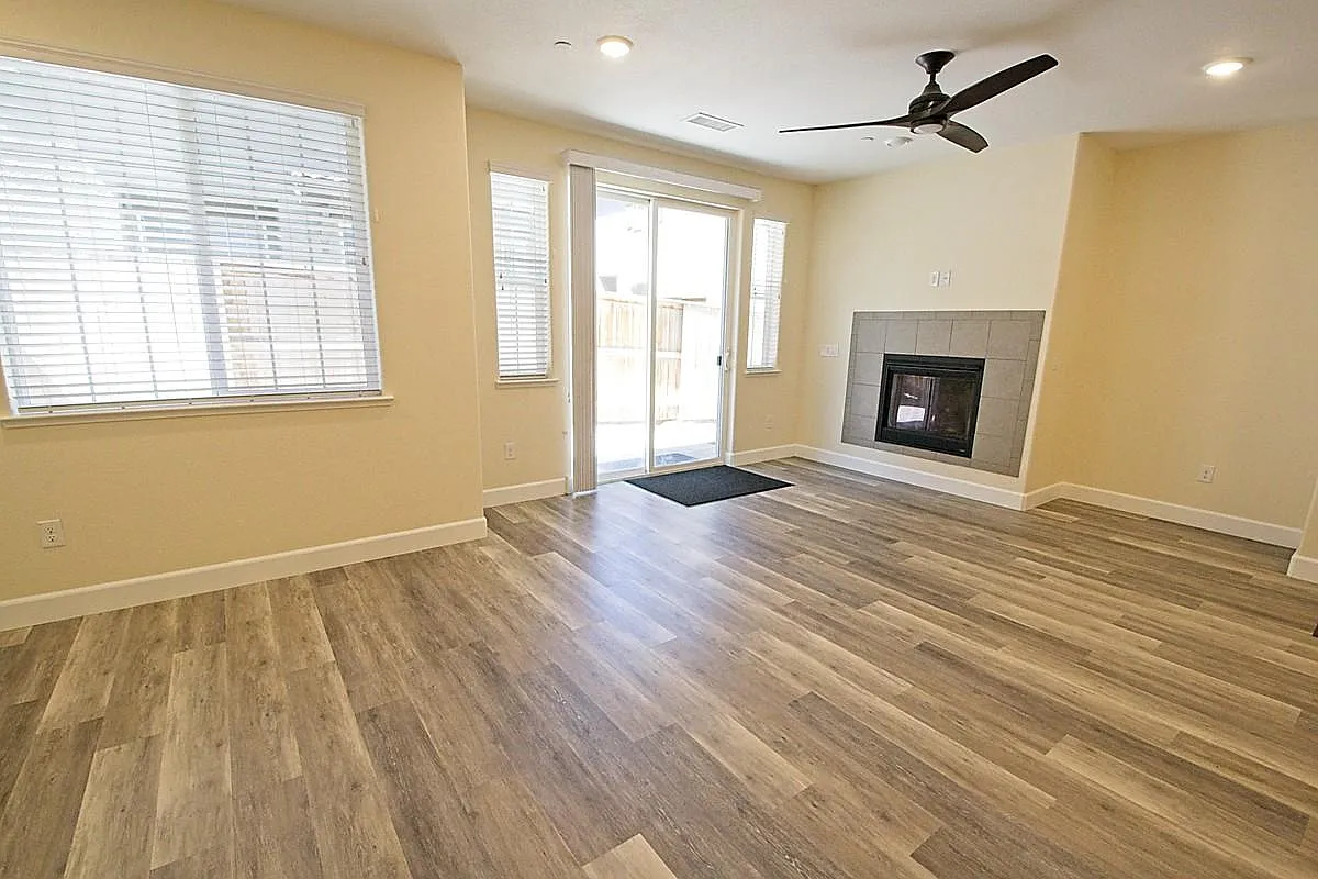 3 bed, 2.5 bath, 1654 sqft, $3,000 — Photo 2