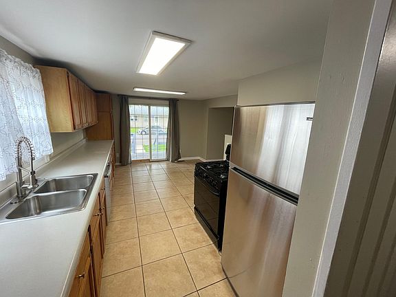 4th image of 1300 E Broadway St