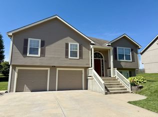 2301 Magnolia Dr, Leavenworth, KS 66048