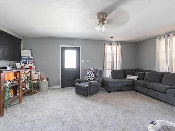 5th image of 305 W 8th St