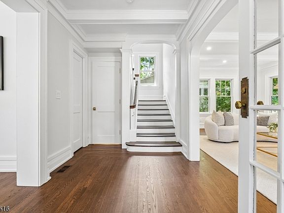 5th image of 150 Gordonhurst Ave