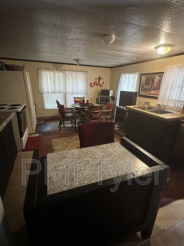 2 bed, 1.0 bath, 896 sqft, $900 — Photo 1