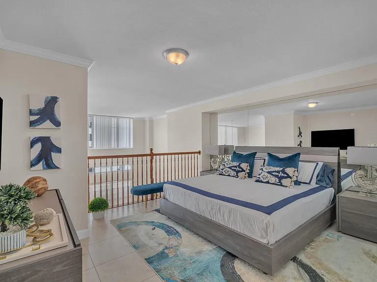 Royal Palm Apartments — Photo 14