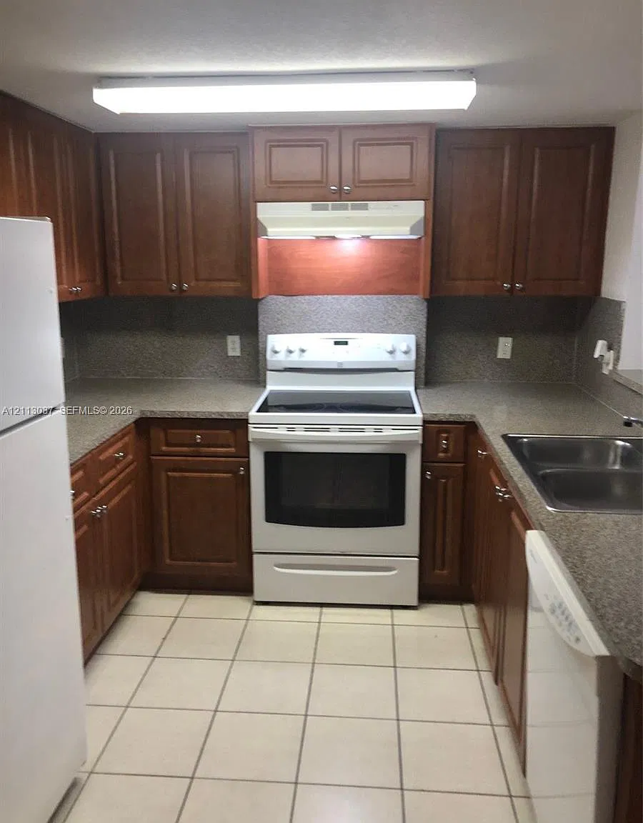Diamond Tower Condo — Photo 3