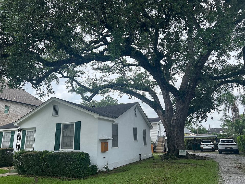Unit is located behind house at 301 Metairie Heights