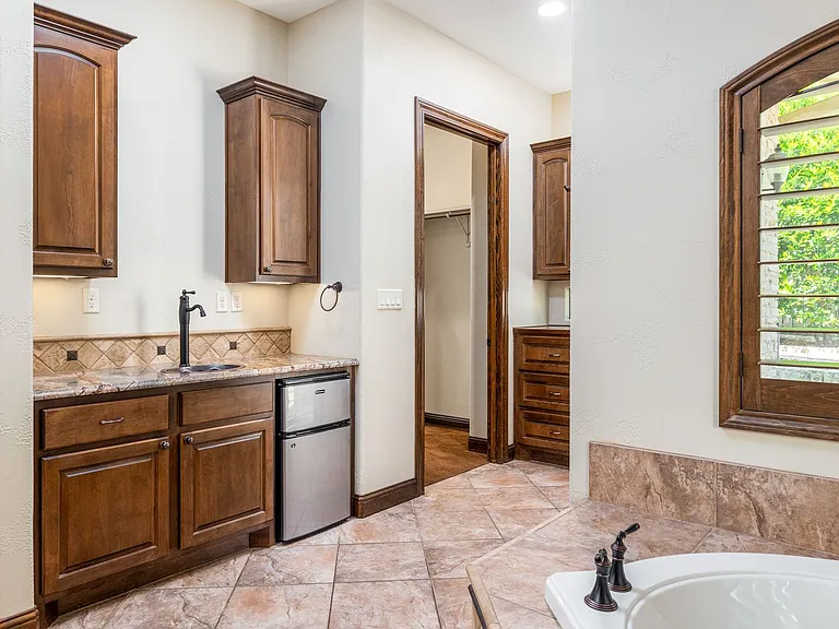 9900 Winding Oak Cir — Photo 17